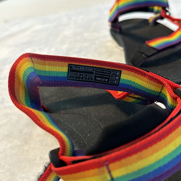 Teva Hurricane XLT big kid size 4 Rainbow - Picture 5 of 5